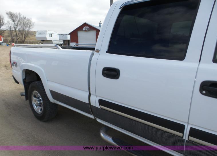 image for item J8898 2005 Chevrolet Silverado 2500HD Crew Cab pickup truck