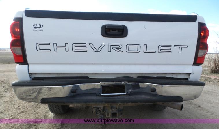image for item J8898 2005 Chevrolet Silverado 2500HD Crew Cab pickup truck