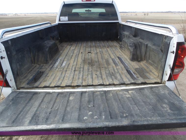 image for item J8898 2005 Chevrolet Silverado 2500HD Crew Cab pickup truck