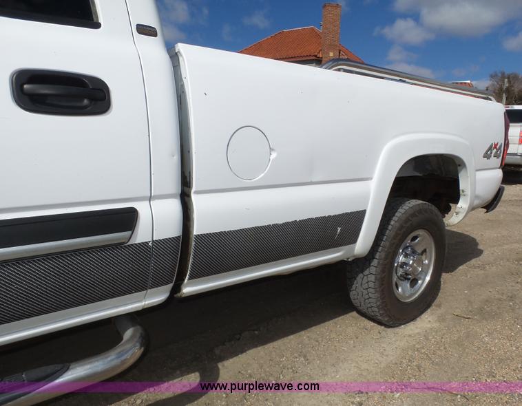 image for item J8898 2005 Chevrolet Silverado 2500HD Crew Cab pickup truck