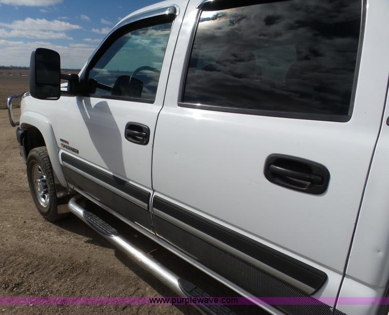 image for item J8898 2005 Chevrolet Silverado 2500HD Crew Cab pickup truck