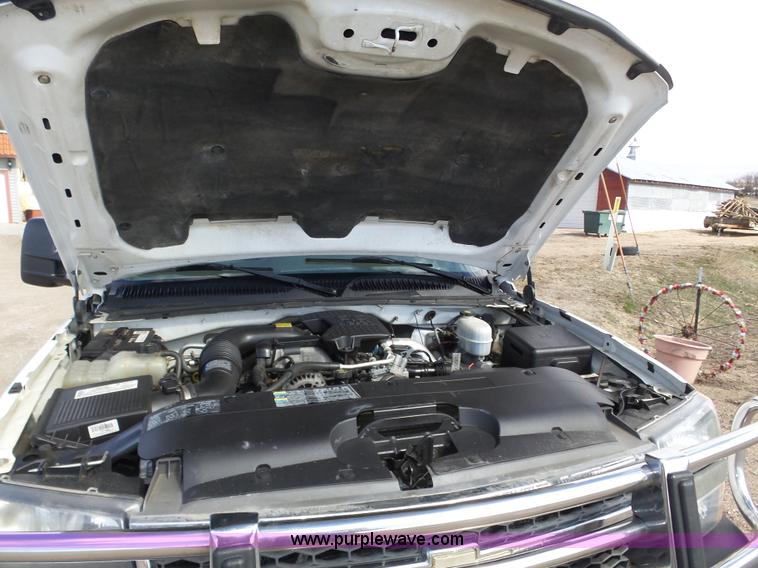 image for item J8898 2005 Chevrolet Silverado 2500HD Crew Cab pickup truck