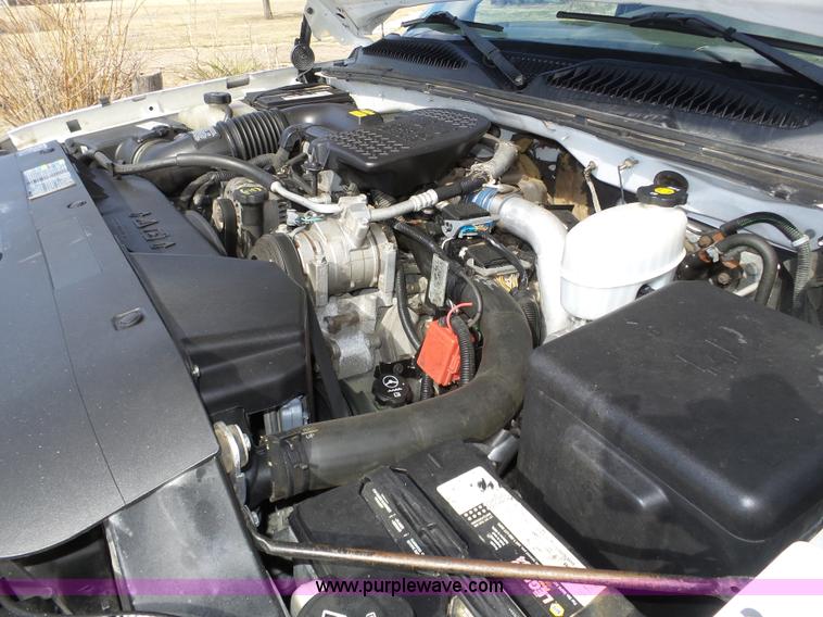 image for item J8898 2005 Chevrolet Silverado 2500HD Crew Cab pickup truck