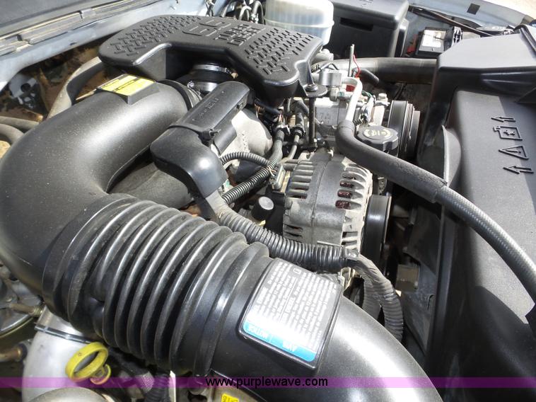 image for item J8898 2005 Chevrolet Silverado 2500HD Crew Cab pickup truck