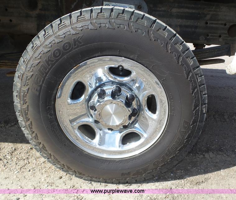 image for item J8898 2005 Chevrolet Silverado 2500HD Crew Cab pickup truck