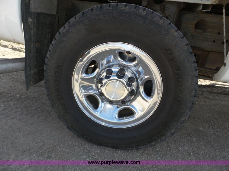 image for item J8898 2005 Chevrolet Silverado 2500HD Crew Cab pickup truck
