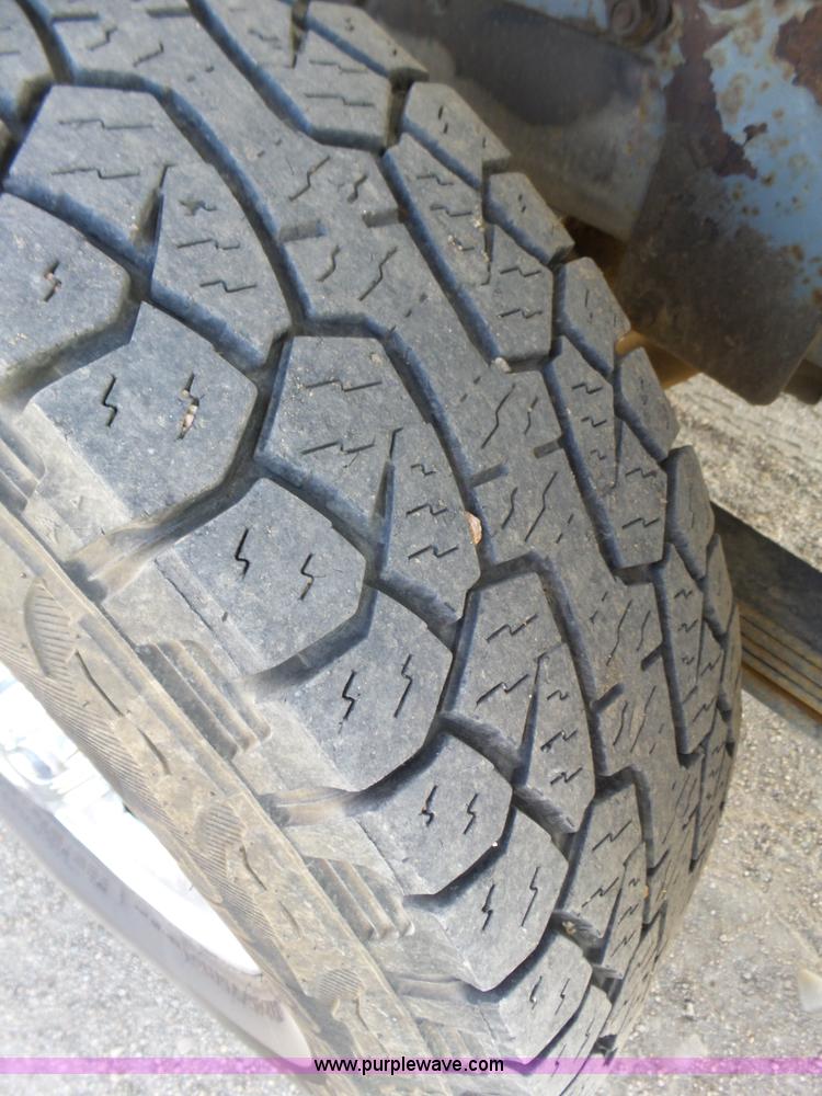 image for item J8898 2005 Chevrolet Silverado 2500HD Crew Cab pickup truck