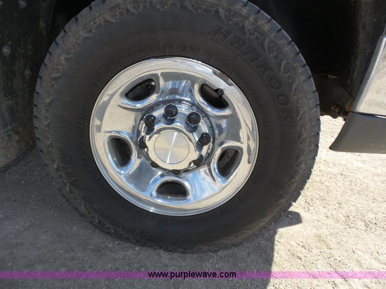 image for item J8898 2005 Chevrolet Silverado 2500HD Crew Cab pickup truck