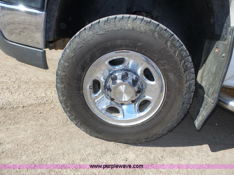 image for item J8898 2005 Chevrolet Silverado 2500HD Crew Cab pickup truck