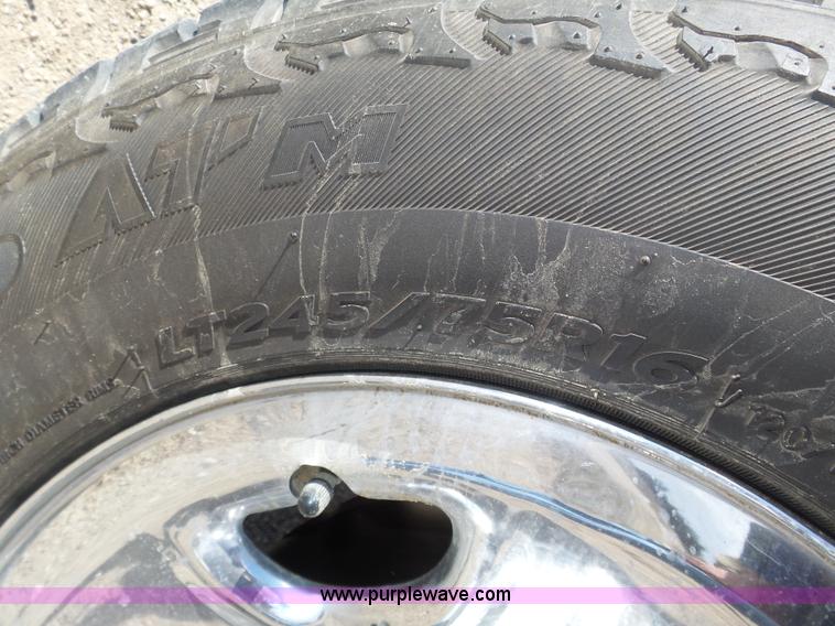 image for item J8898 2005 Chevrolet Silverado 2500HD Crew Cab pickup truck