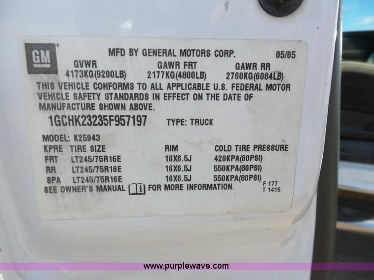 image for item J8898 2005 Chevrolet Silverado 2500HD Crew Cab pickup truck