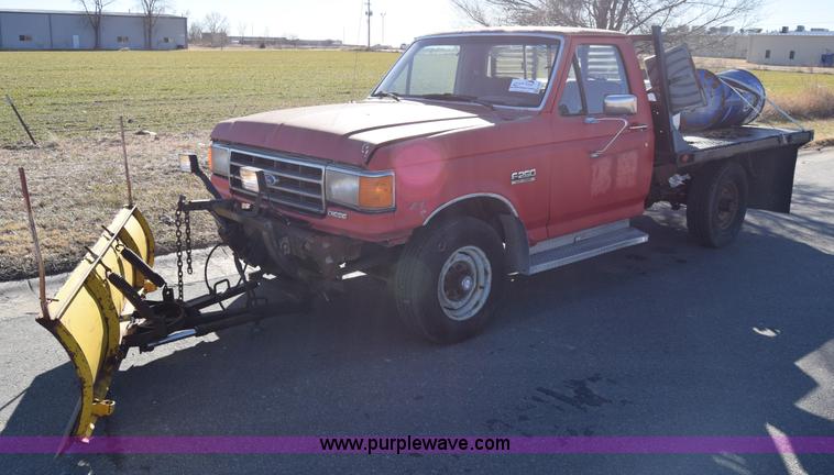 image for item K4435 1988 Ford F250 flatbed pickup truck
