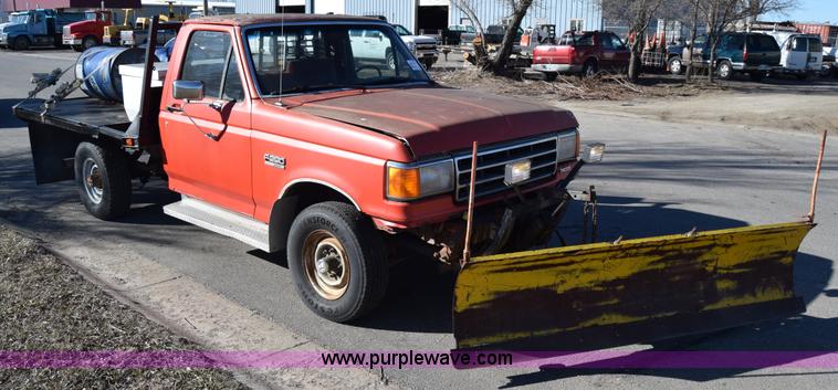 image for item K4435 1988 Ford F250 flatbed pickup truck