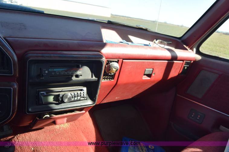 image for item K4435 1988 Ford F250 flatbed pickup truck