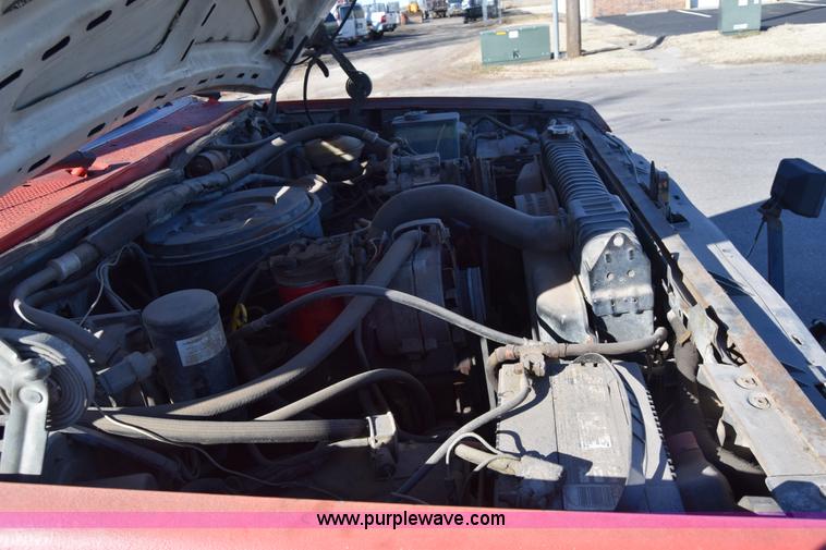 image for item K4435 1988 Ford F250 flatbed pickup truck