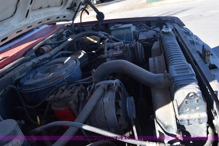 image for item K4435 1988 Ford F250 flatbed pickup truck