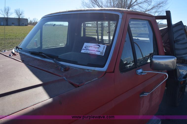 image for item K4435 1988 Ford F250 flatbed pickup truck