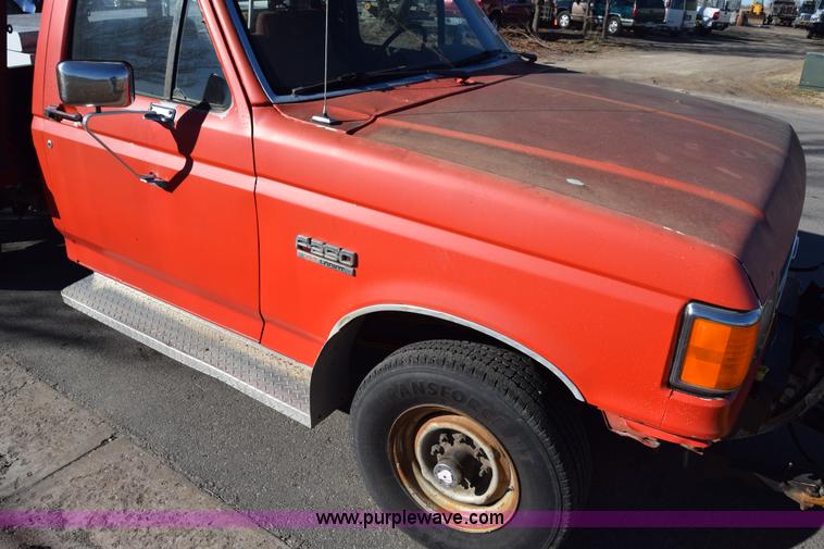 image for item K4435 1988 Ford F250 flatbed pickup truck
