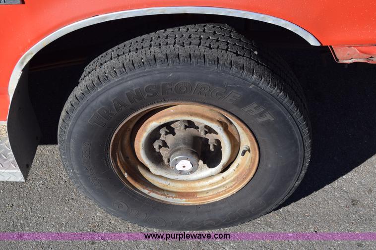 image for item K4435 1988 Ford F250 flatbed pickup truck