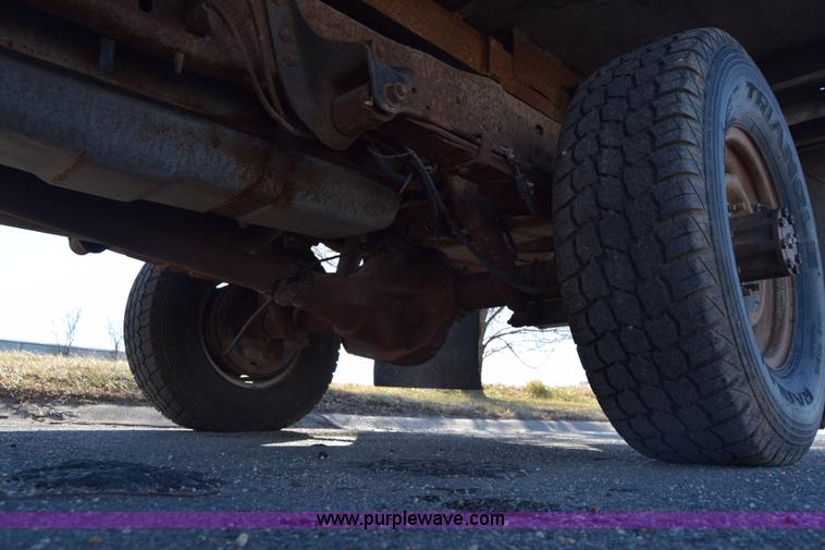 image for item K4435 1988 Ford F250 flatbed pickup truck