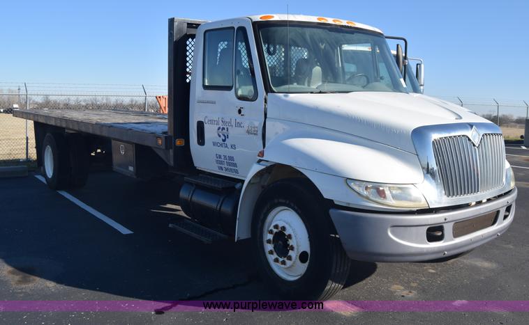 image for item L1061 2003 International 4200 flatbed truck