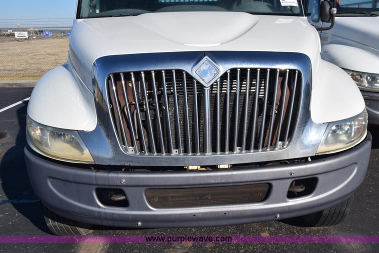 image for item L1061 2003 International 4200 flatbed truck