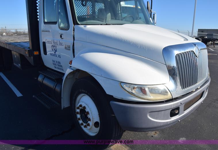 image for item L1061 2003 International 4200 flatbed truck