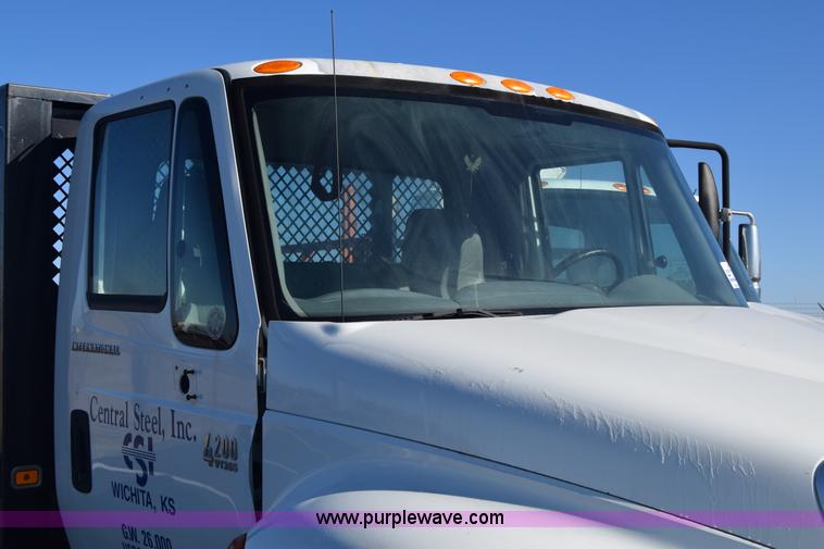 image for item L1061 2003 International 4200 flatbed truck