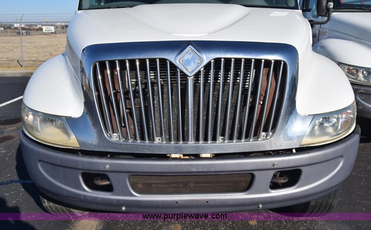 image for item L1061 2003 International 4200 flatbed truck