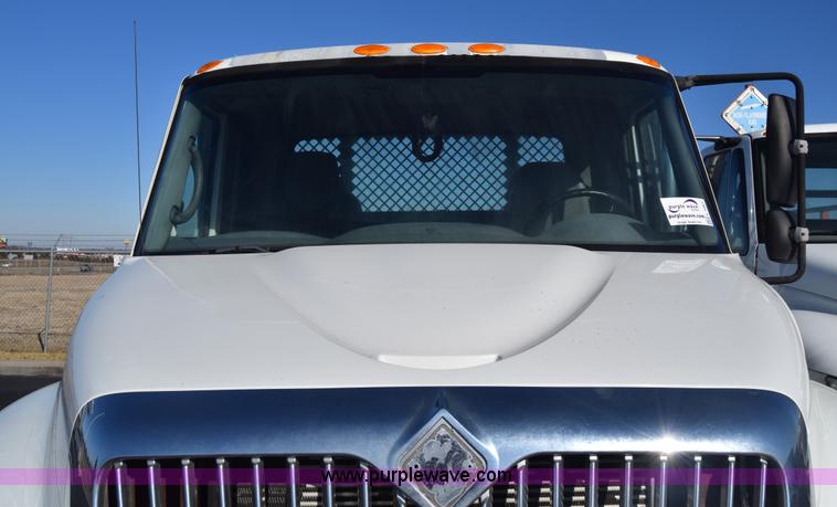 image for item L1061 2003 International 4200 flatbed truck