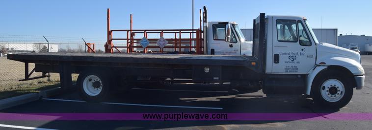 image for item L1061 2003 International 4200 flatbed truck