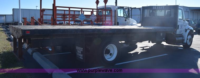 image for item L1061 2003 International 4200 flatbed truck