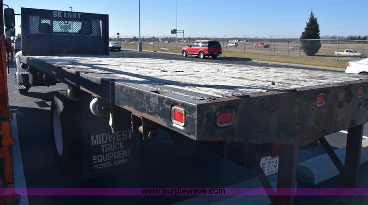 image for item L1061 2003 International 4200 flatbed truck