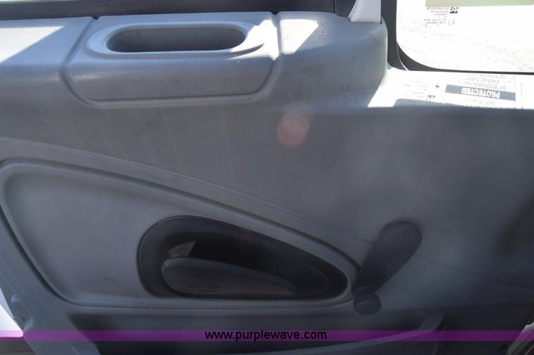 image for item L1061 2003 International 4200 flatbed truck