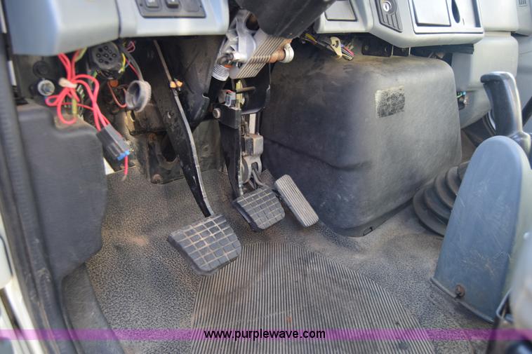 image for item L1061 2003 International 4200 flatbed truck