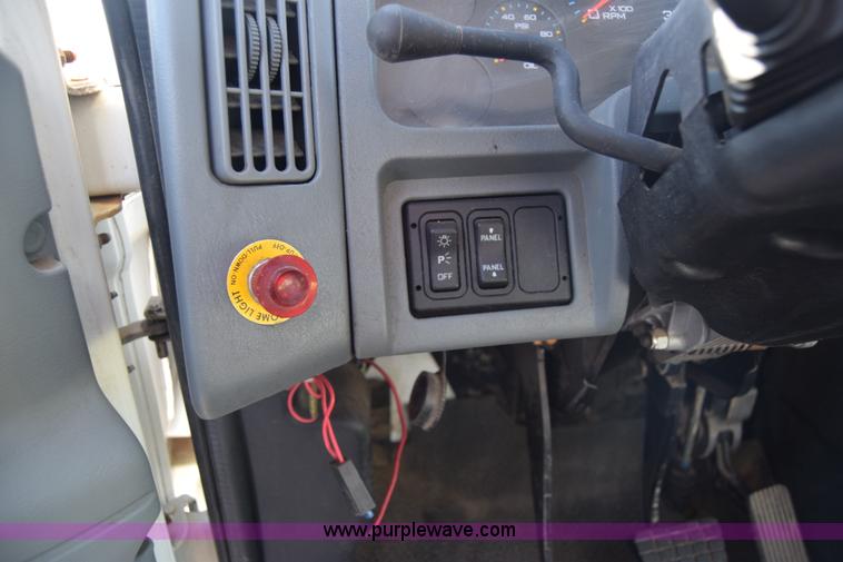 image for item L1061 2003 International 4200 flatbed truck