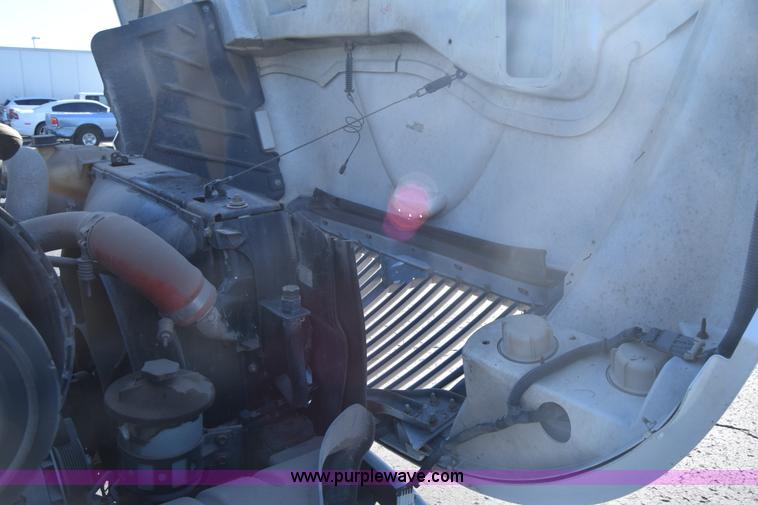 image for item L1061 2003 International 4200 flatbed truck