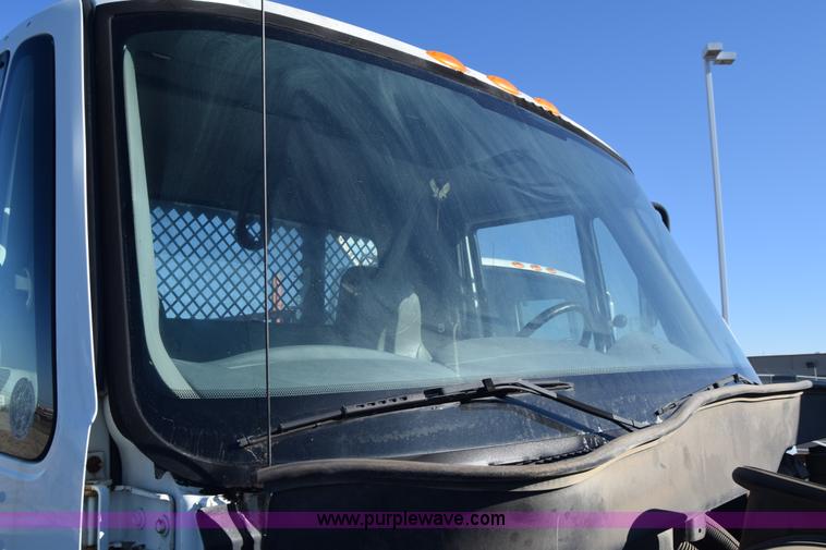 image for item L1061 2003 International 4200 flatbed truck