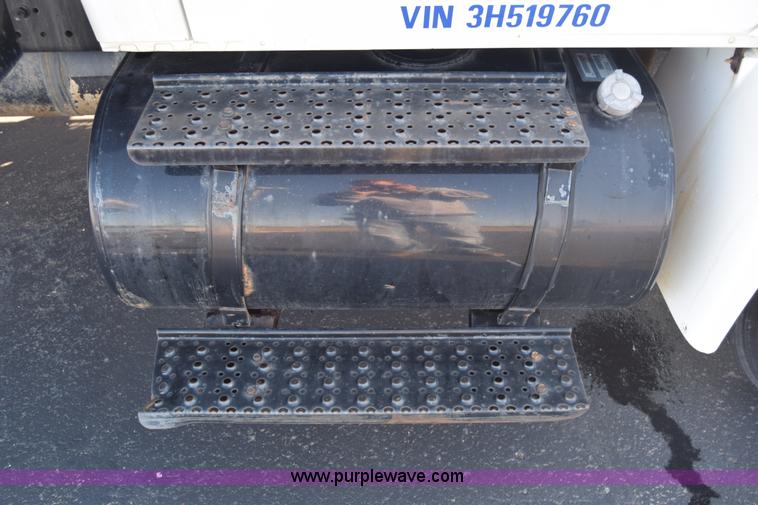 image for item L1061 2003 International 4200 flatbed truck