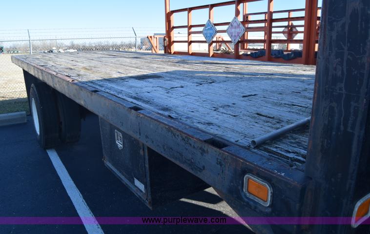 image for item L1061 2003 International 4200 flatbed truck