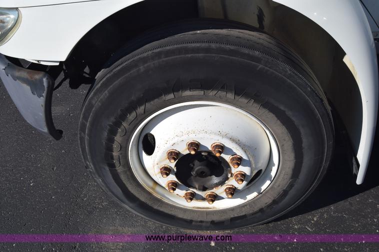 image for item L1061 2003 International 4200 flatbed truck