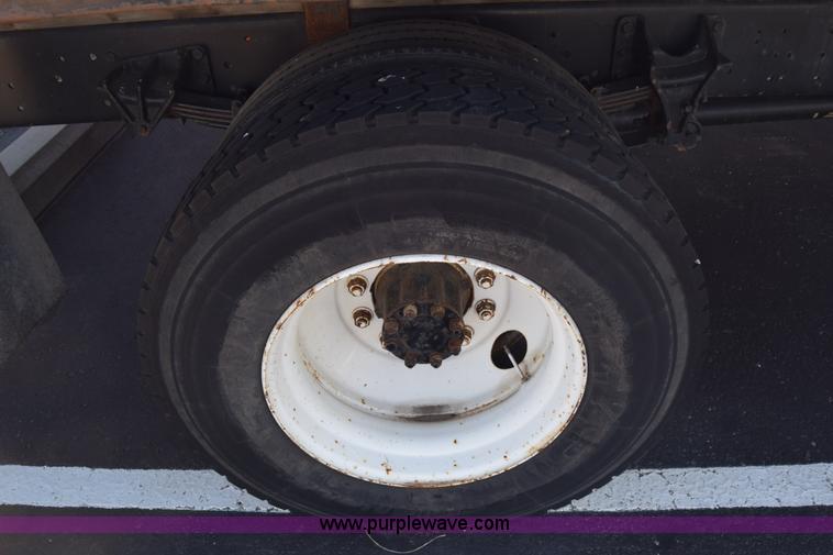 image for item L1061 2003 International 4200 flatbed truck