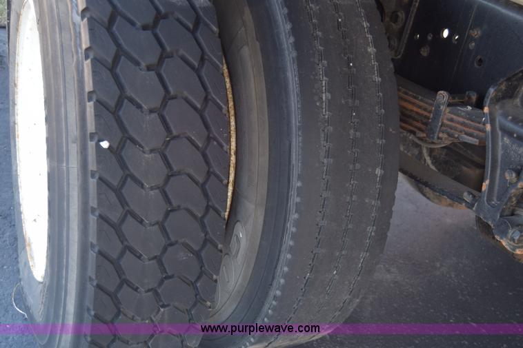 image for item L1061 2003 International 4200 flatbed truck