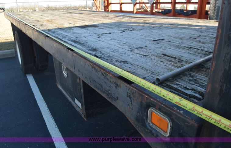 image for item L1061 2003 International 4200 flatbed truck