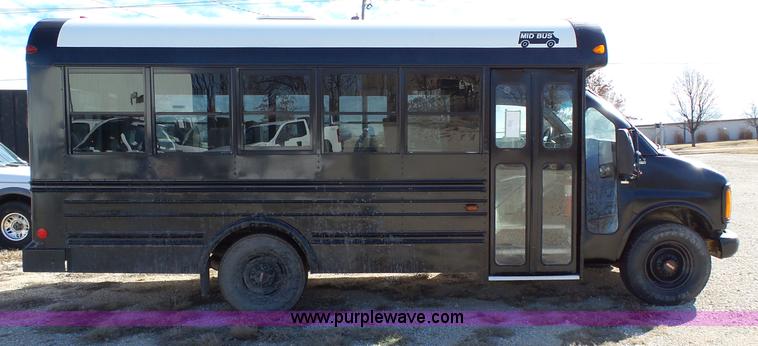 image for item L3654 2001 GMC Savana G3500 Cargo shuttle bus