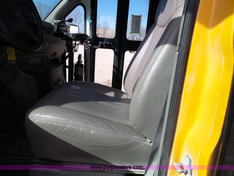 image for item L3654 2001 GMC Savana G3500 Cargo shuttle bus