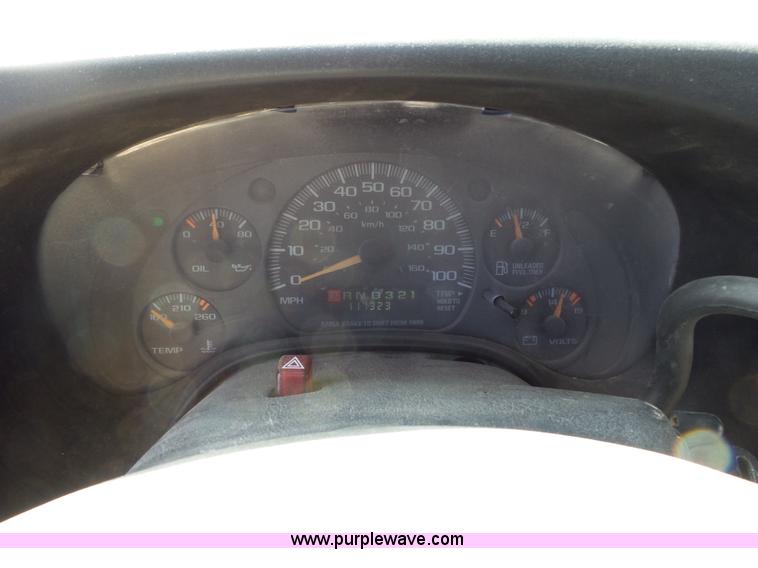 image for item L3654 2001 GMC Savana G3500 Cargo shuttle bus