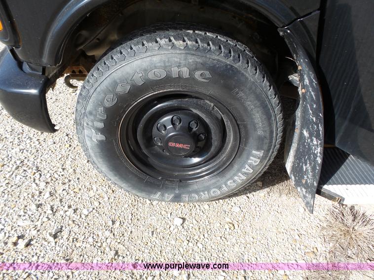 image for item L3654 2001 GMC Savana G3500 Cargo shuttle bus