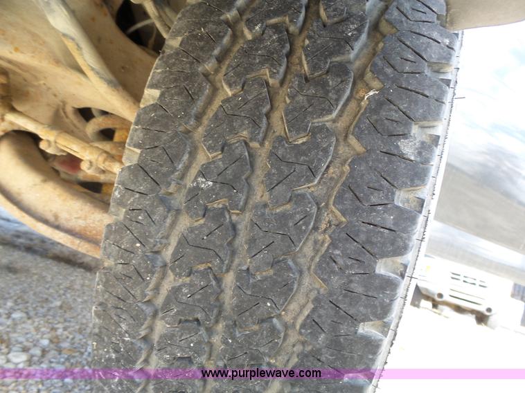 image for item L3654 2001 GMC Savana G3500 Cargo shuttle bus