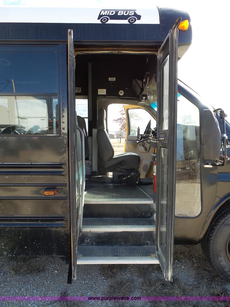 image for item L3654 2001 GMC Savana G3500 Cargo shuttle bus